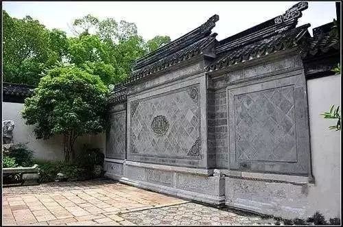 The door to the yard is the wall? Do you know why?
